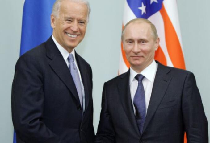 Joe Biden y Vladimir Putin en 2011