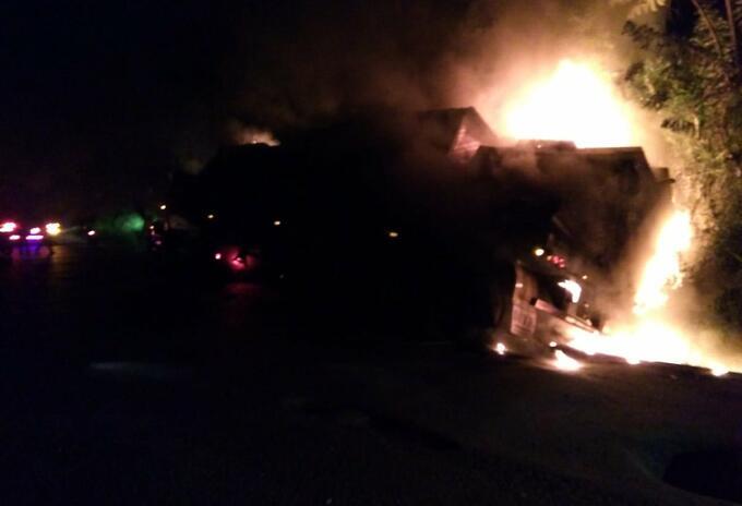 Imagen referencial de otra quema de vehículos en Antioquia.