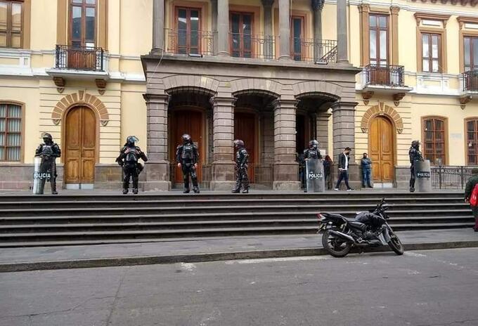 Estudiantes de la Universidad de Nariño se tomaron las instalaciones de la Gobernación, rechazando la encargatura del rector.