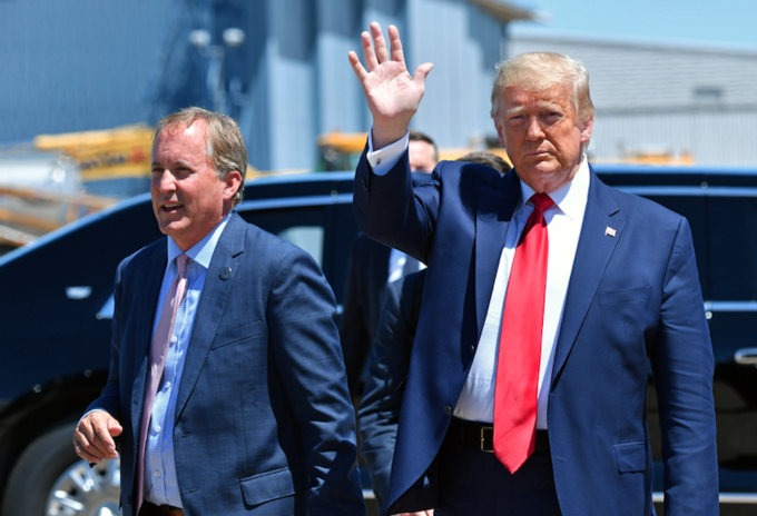 Presidente Donald Trump con el fiscal general de Texas, el republicano Ken Paxton