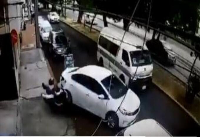 Conductor atropelló a ladrones que intentaron robarlo en México