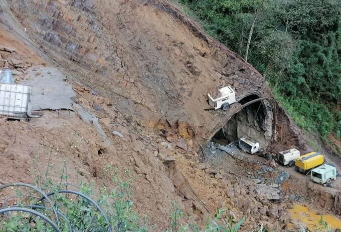 Deslizamiento en uno de los túneles en construcción de la vía La Línea.