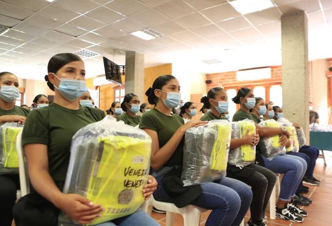 Mujeres auxiliares de policía en Antioquia reciben sus primeros uniformes.