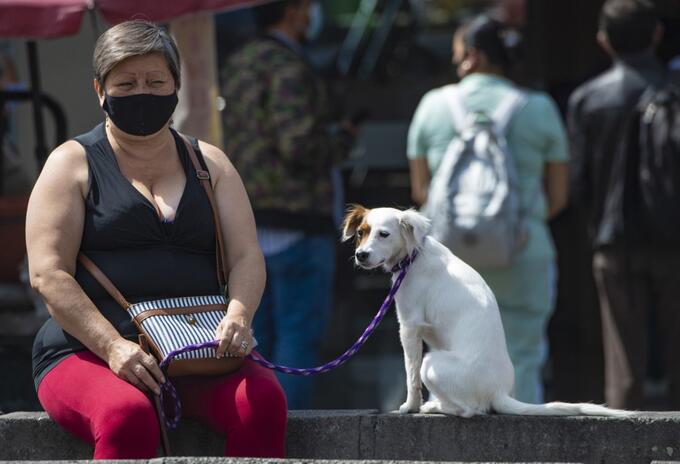 Coronavirus en Colombia - Mujer usa tapabocas para prevenir el contagio, en Bogotá.