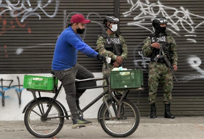 Coronavirus en Colombia - Soldados inspeccionan cumplimiento de restricciones en Bogotá, por casos covid.