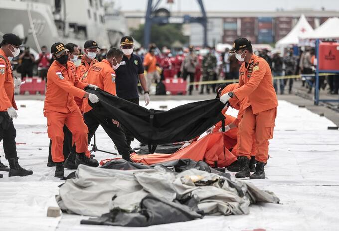 Encuentran restos humanos del accidente de aviación en Indonesia