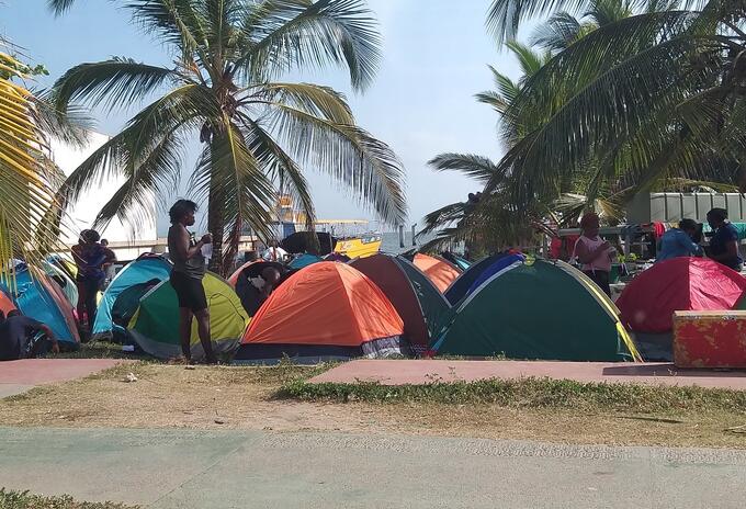 En carpas improvisadas, los migrantes se asentaron a orillas de las playas del municipio.