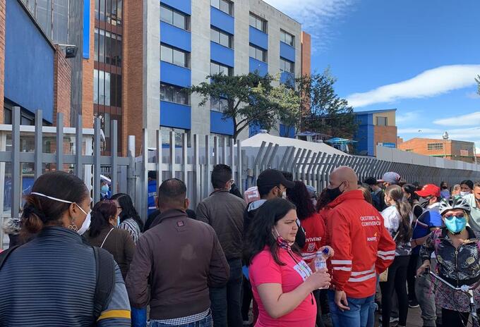 Pacientes a las afueras del hospital de Kennedy