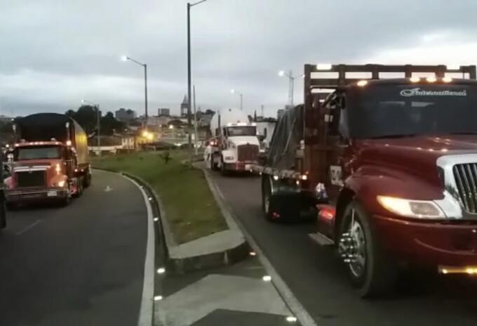 Alto flujo vehicular en la vía a La Línea genera fuerte represamiento de automotores