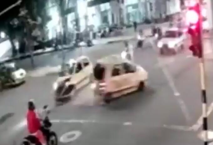 Choque entre dos taxis Choque entre dos taxis