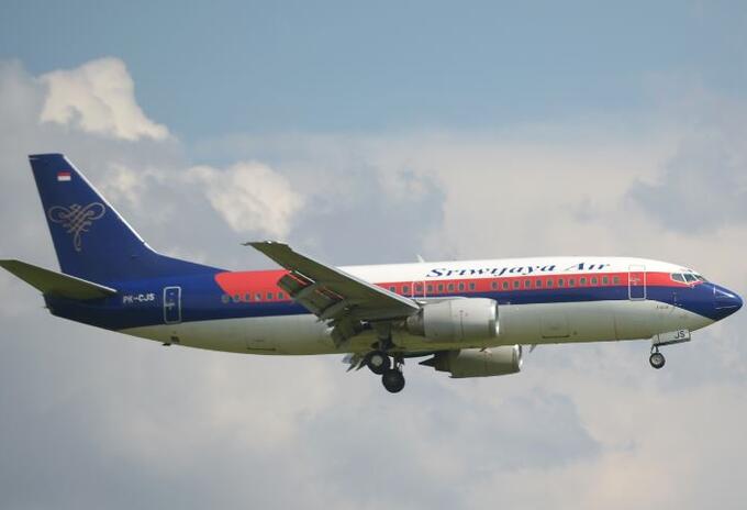 Desaparece avión comercial en Indonesia