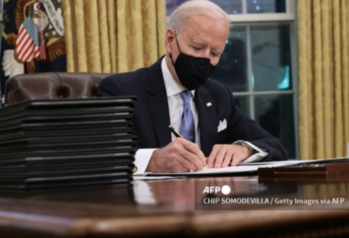 Joe Biden firma sus primeros decretos como presidente de EE.UU.