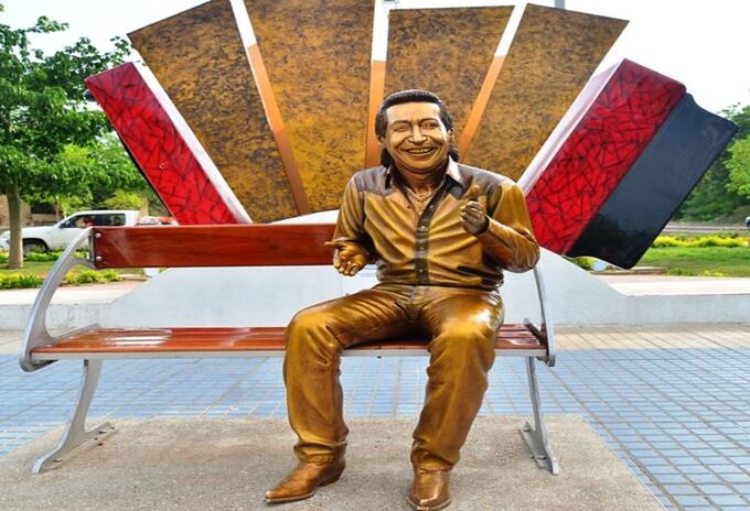 Estatua de Diomedes Díaz en Valledupar