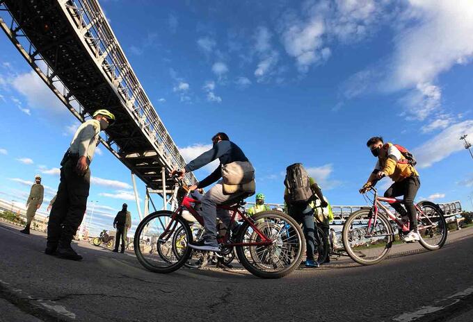 Ciclistas transitan en localidad de Kennedy en medio de cuarentena