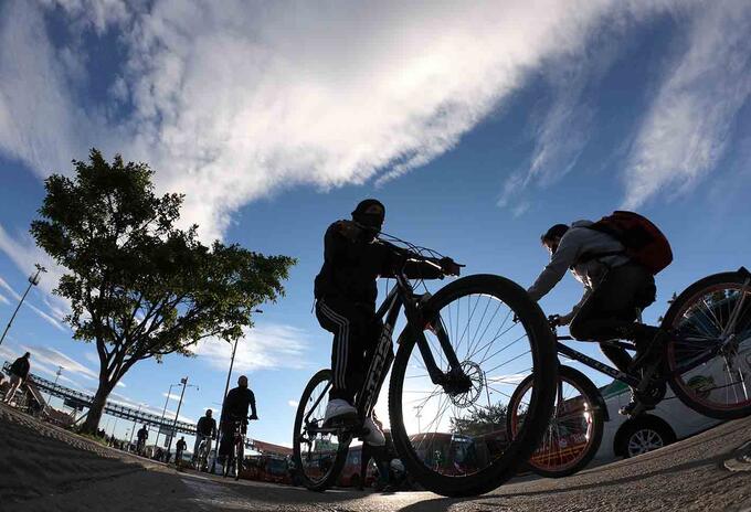 Ciclistas en localidad de Kennedy