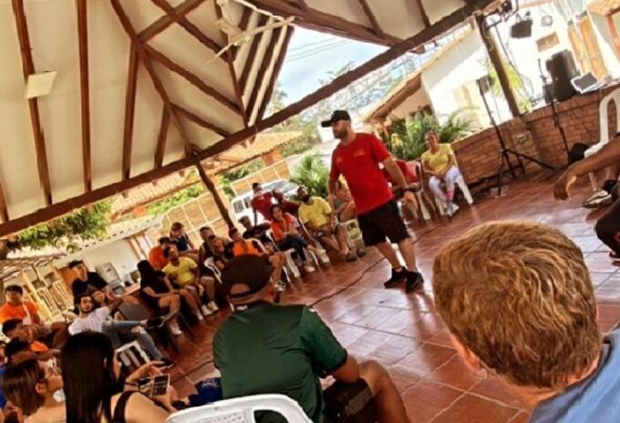Los influencers se encuentran en un espacio de esparcimiento en Santa Marta, realizando diversas actividades al parecer sin tapabocas y sin distanciamiento