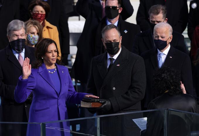 Kamala Harris jura como primera vicepresidenta de EE.UU.