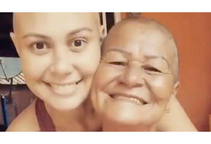 Madre se rapó para apoyar a su hija con cáncer.