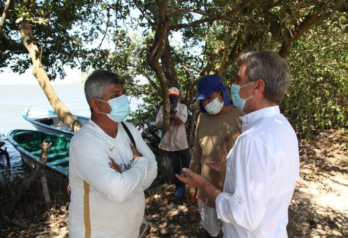Ministro de Ambiente, Carlos Correa con la comunidad de la Ciénaga de Mallorquín.