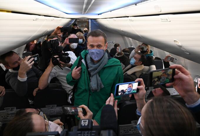 Alexéi Navalni dentro de avión que lo llevaba a Rusia