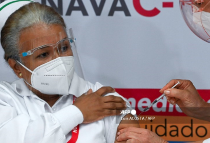 Primera vacunada contra la covid-19 en Panamá