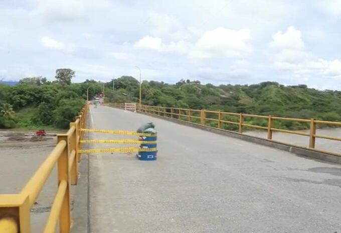 El Puente Dos Ríos, parece haber cumplido su vida útil.
