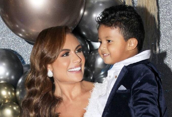 Sara Uribe y su hijo Sara Uribe y su hijo
