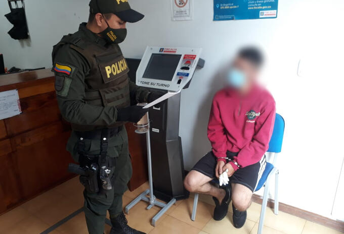 El sujeto aunque intentó huir, fue capturado por la policía y el Ejercito Nacional.