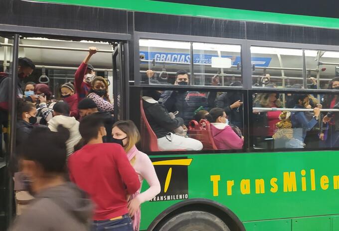 Transmilenio lleno en Bogotá durante el segundo pico de la pandemia