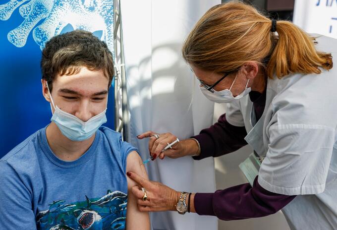 Aplican vacuna contra la covid-19 a adolescentes en Israel