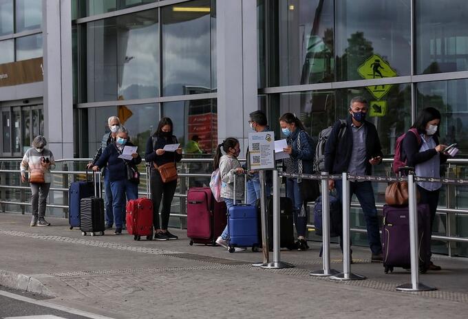 Llegada de viajeros a Colombia al aeropuerto El Dorado