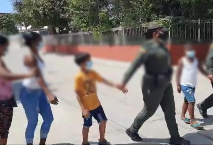 Investigan a otras dos madres de niños que protagonizaron video consumiendo bebidas embriagante