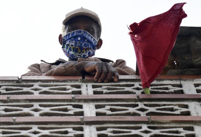 Coronavirus en Colombia - Hombre exhibe trapo rojo frente para exigir ayuda al gobierno.