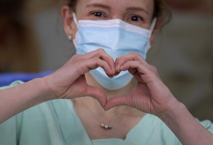 La doctora Silvia Gelvez hace gestos tras recibir una dosis de la vacuna Pfizer.