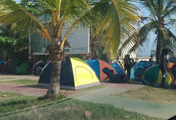 Los migrantes permanecen en carpas a orillas de las playas de Necoclí.