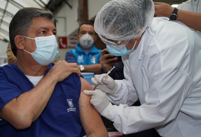 Primeros vacunados contra covid en Bogotá