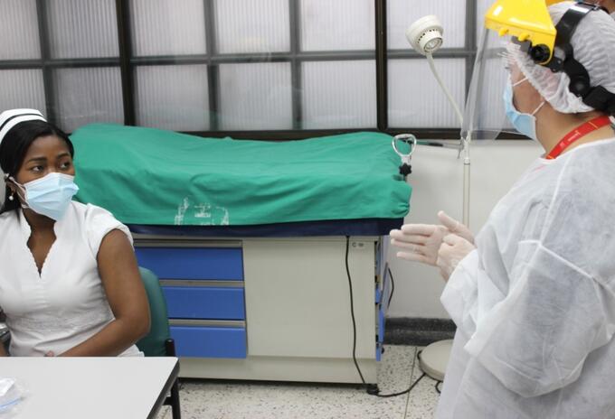 Vacunación anticovid en el Instituto de Cancerología de Bogotá.