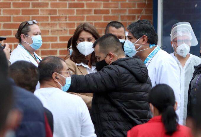 Vacunación contra la covid-19 en el Hospital de Kennedy en Bogotá