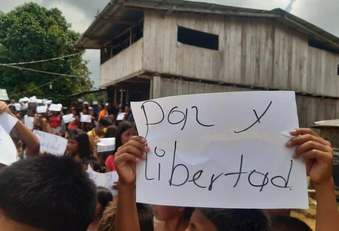 En la zona, los niños y adultos piden que cese la violencia.