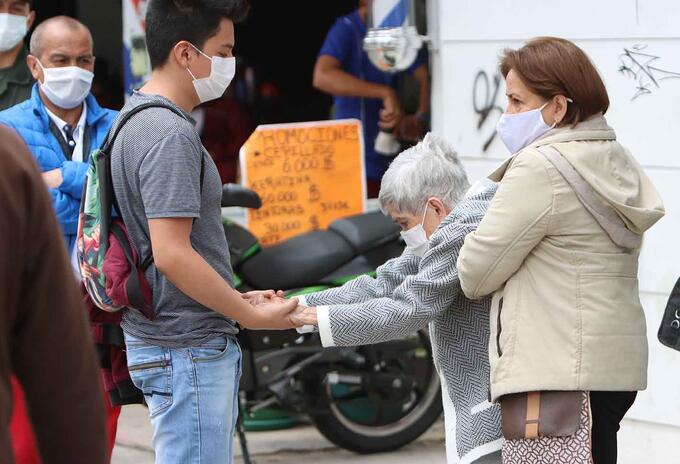 Vacunación en Bogotá / vacunación de tercera edad / Coronavirus en Colombia Vacunación en Bogotá / vacunación de tercera edad / Coronavirus en Colombia