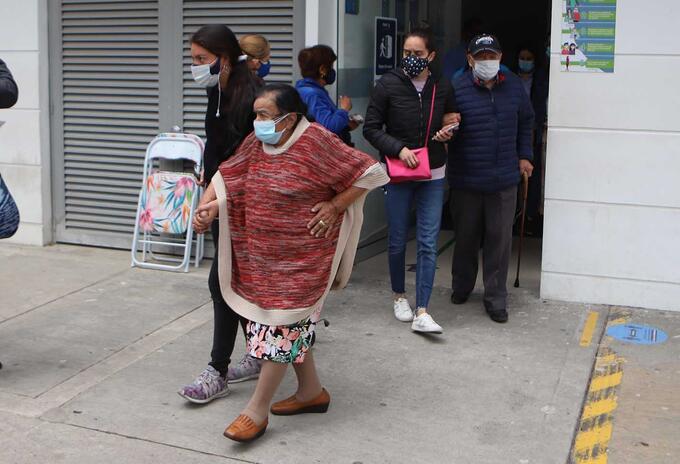 Vacunación en Bogotá / vacunación de tercera edad / Coronavirus en Colombia Vacunación en Bogotá / vacunación de tercera edad / Coronavirus en Colombia