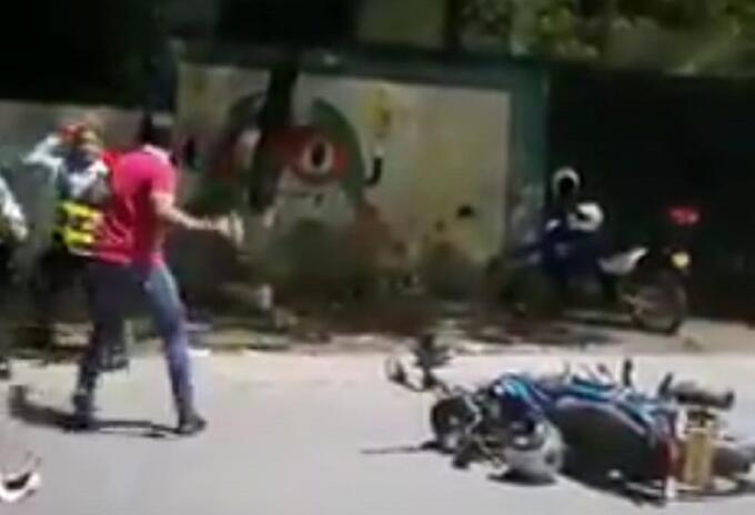 Este es el momento en el que alférez recibe el ladrillazo. Este es el momento en el que alférez recibe el ladrillazo.