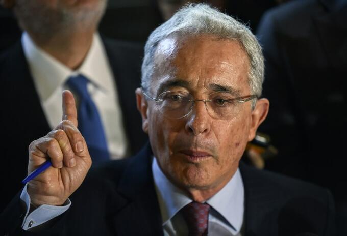 Exsenador Álvaro Uribe Vélez.