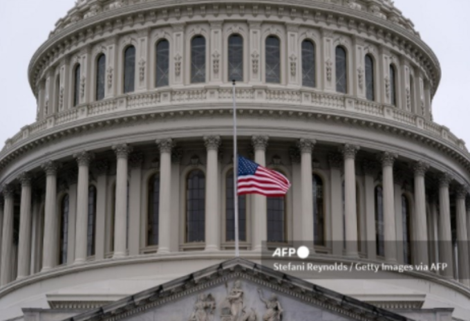 Banderas de Estados Unidos a media asta por muertos por covid-19