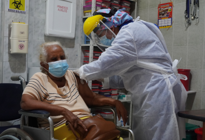 Vacunación adultos mayores.
