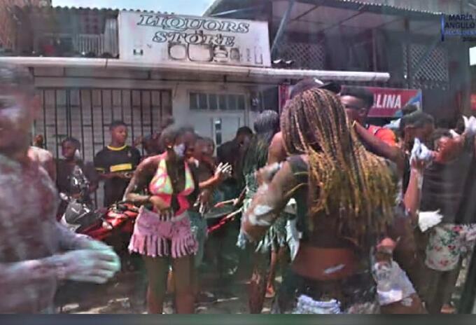 Los jóvenes salieron a celebrar el carnaval del Fuego