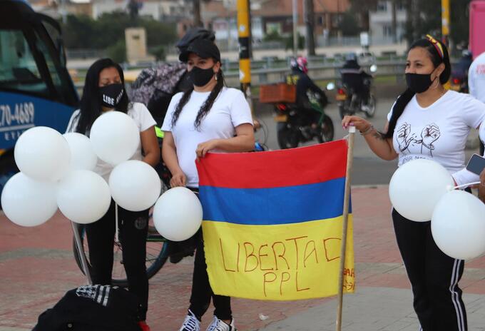 Familiares de presos protestan en Inpec para que se reactiven visitas