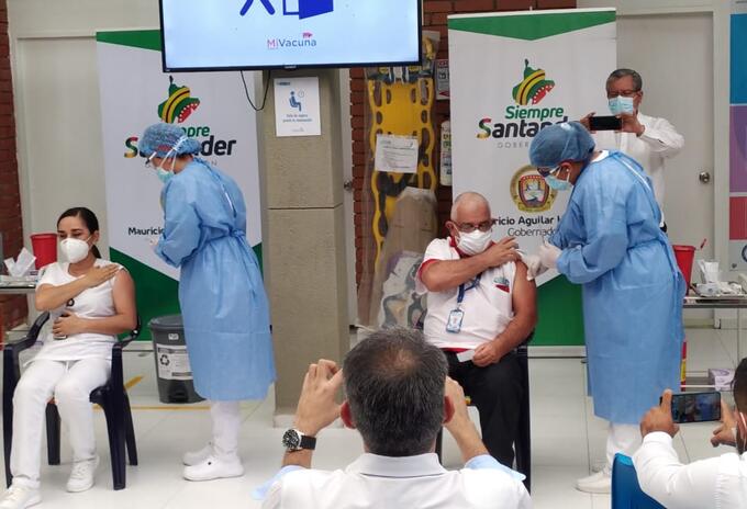 Debemos confiar en la vacuna: Médico vacunado en Bucaramanga