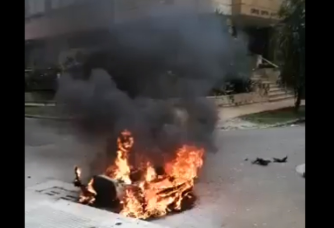 Ciudadanos quemaron motocicleta de presuntos ladrones en Bucaramanga