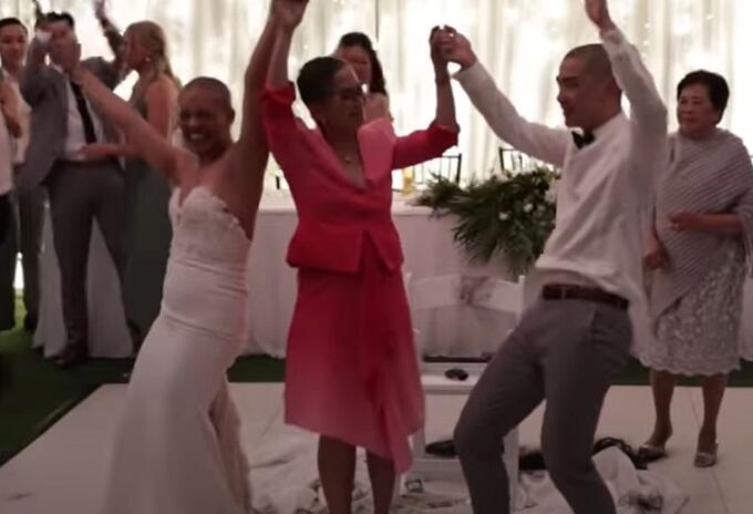 Pareja se rapa el cabello el día de su boda Pareja se rapa el cabello el día de su boda